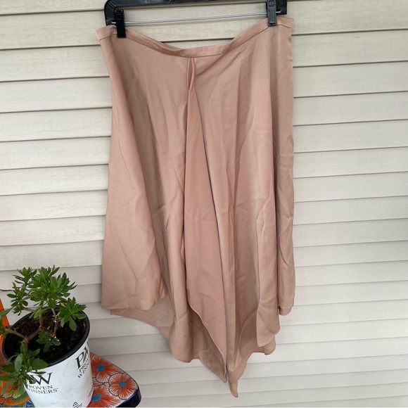 BCBGMAXAZRIA Caryln Satin Skirt in Maple Size L (NWT) - Picture 4 of 13